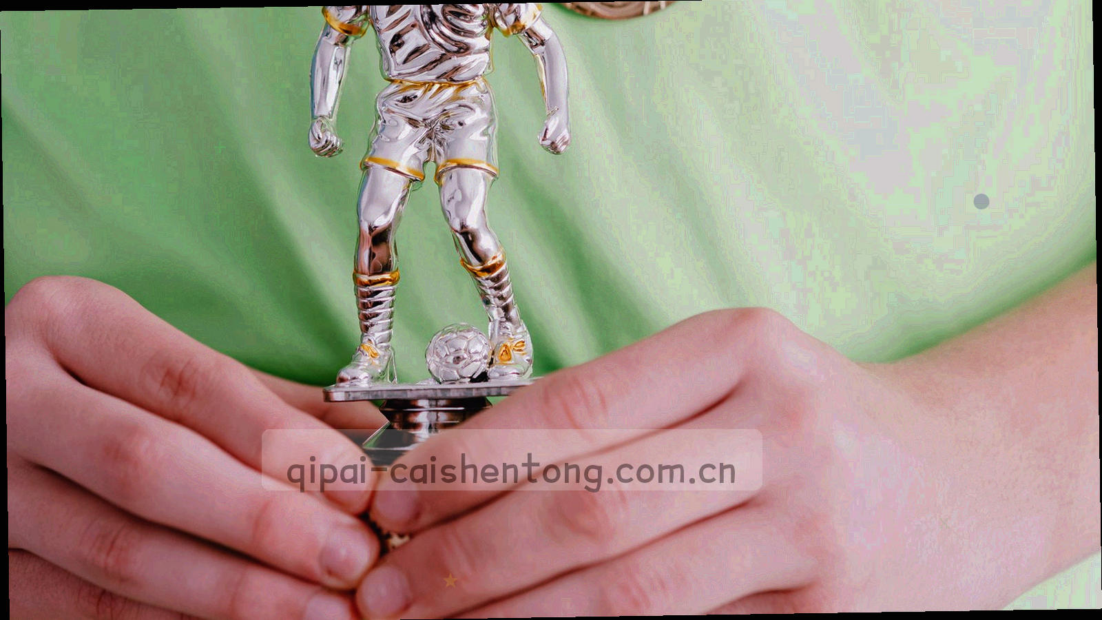 藏式窗棂透入暖光，长桌上铺着暗纹毡布，纸牌与编号标签整齐排开